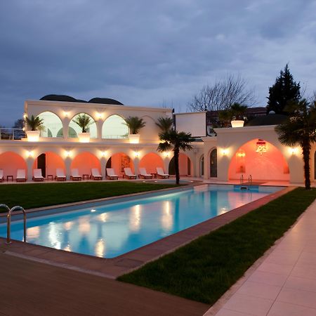 ホリデイ イン イスタンブール シティ エクステリア 写真 The swimming pool at the hotel