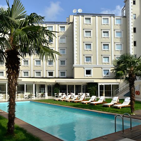 ホリデイ イン イスタンブール シティ エクステリア 写真 The hotel's swimming pool