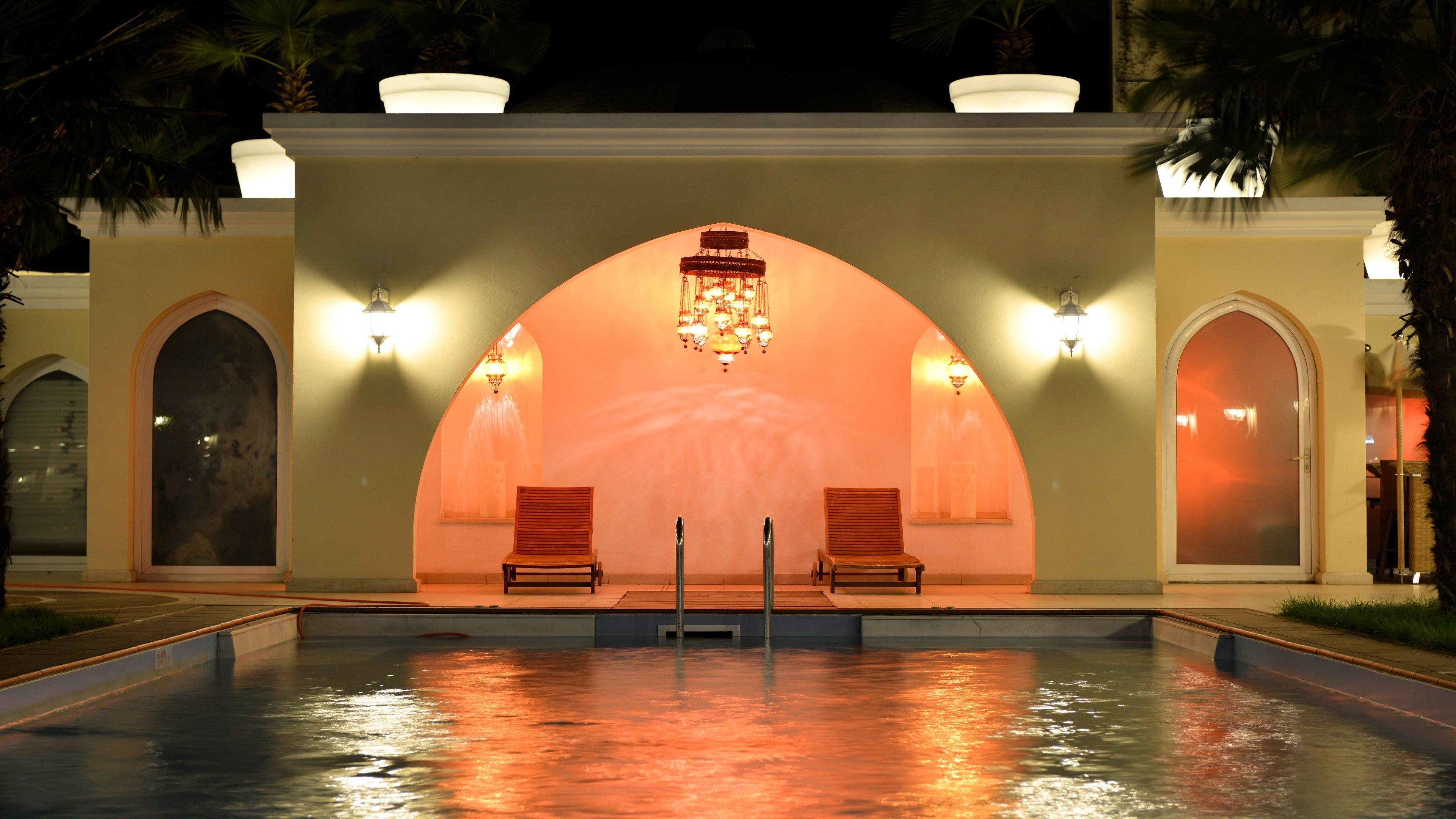ホリデイ イン イスタンブール シティ エクステリア 写真 The swimming pool at the hotel