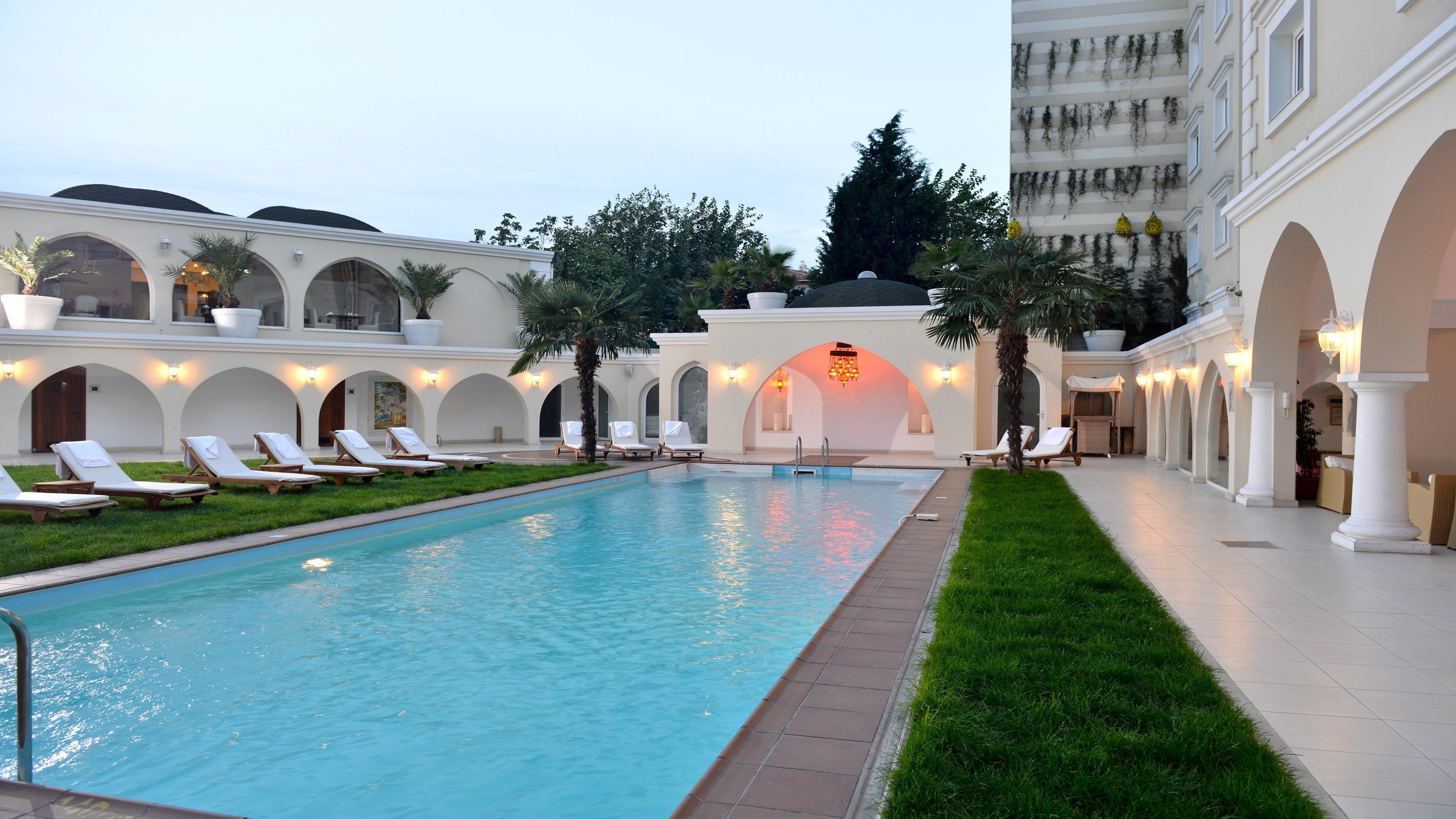 ホリデイ イン イスタンブール シティ エクステリア 写真 The pool at the hotel