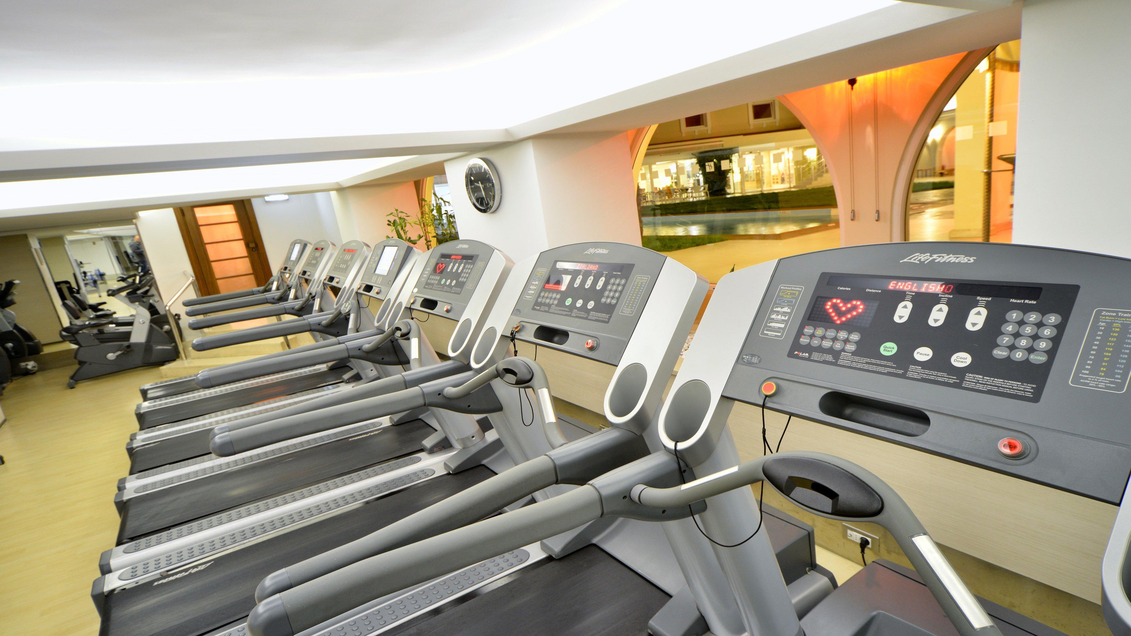 ホリデイ イン イスタンブール シティ エクステリア 写真 A row of treadmills