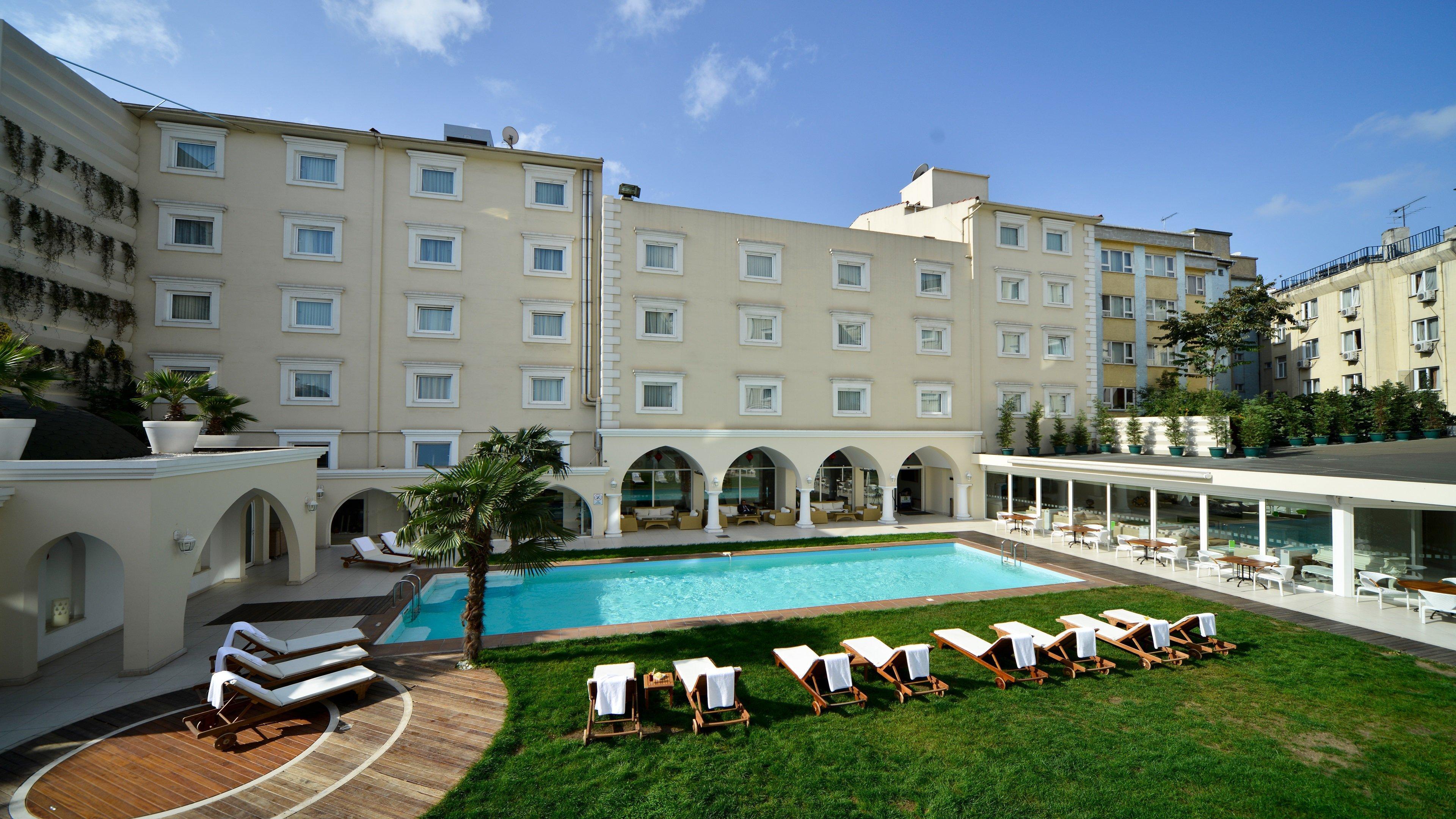 ホリデイ イン イスタンブール シティ エクステリア 写真 The hotel's pool