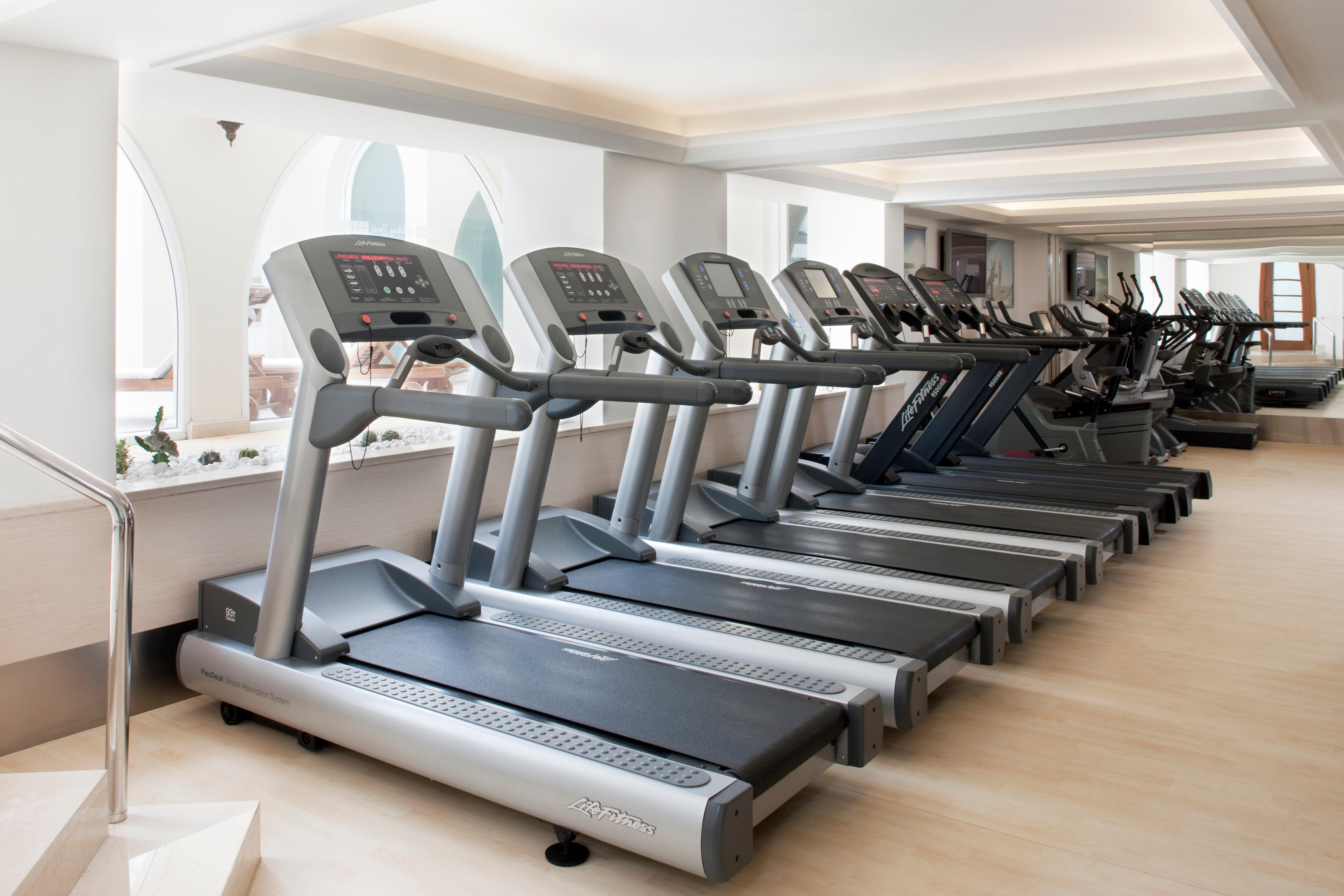 ホリデイ イン イスタンブール シティ エクステリア 写真 Treadmills in a gym