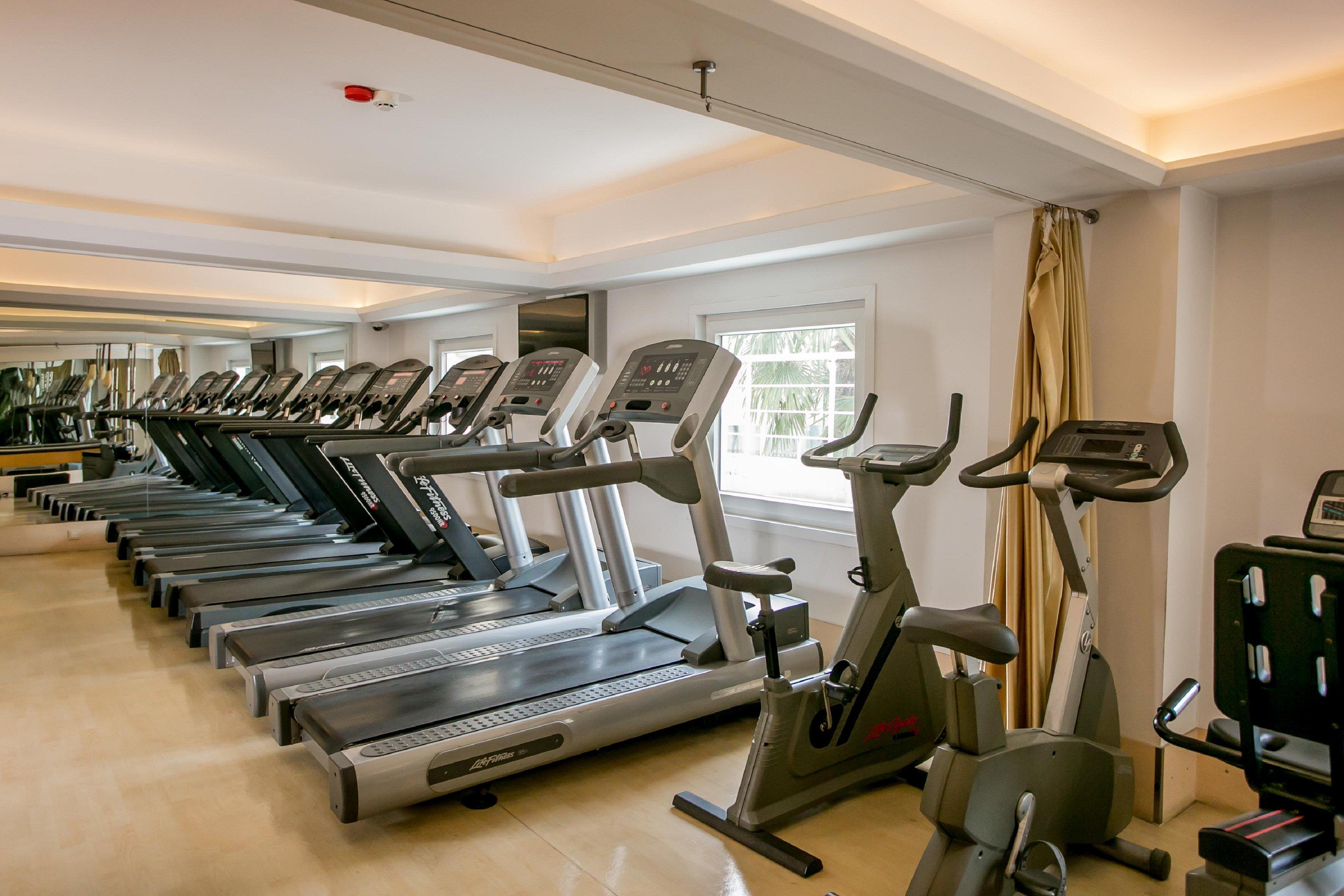 ホリデイ イン イスタンブール シティ エクステリア 写真 The gym at the hotel