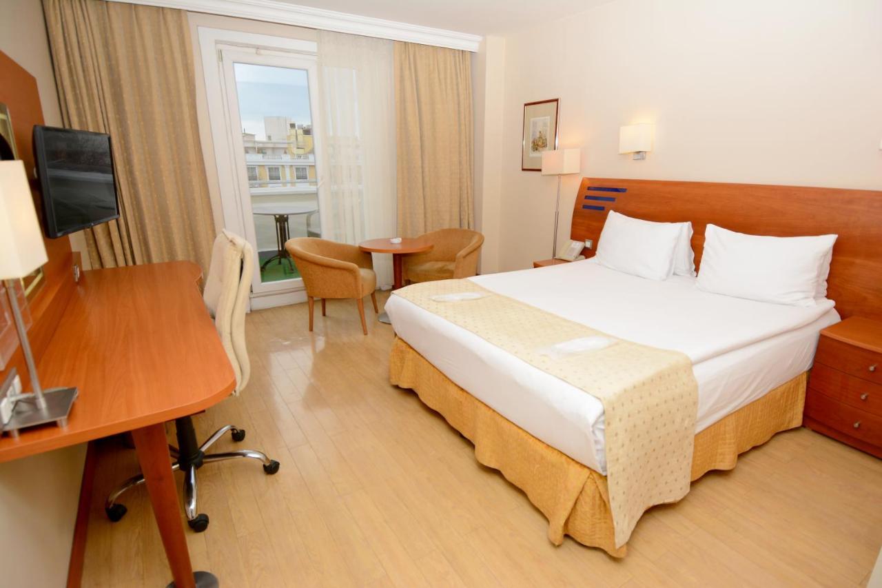 ホリデイ イン イスタンブール シティ エクステリア 写真 A typical hotel room