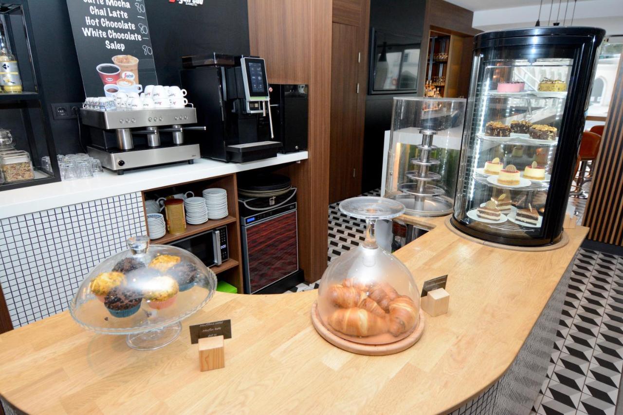 ホリデイ イン イスタンブール シティ エクステリア 写真 The interior of a typical Starbucks