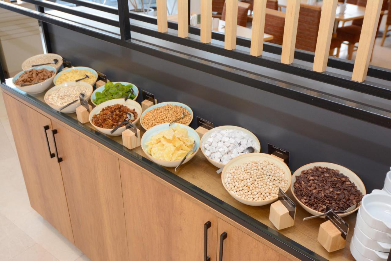 ホリデイ イン イスタンブール シティ エクステリア 写真 A selection of cereals at a breakfast buffet