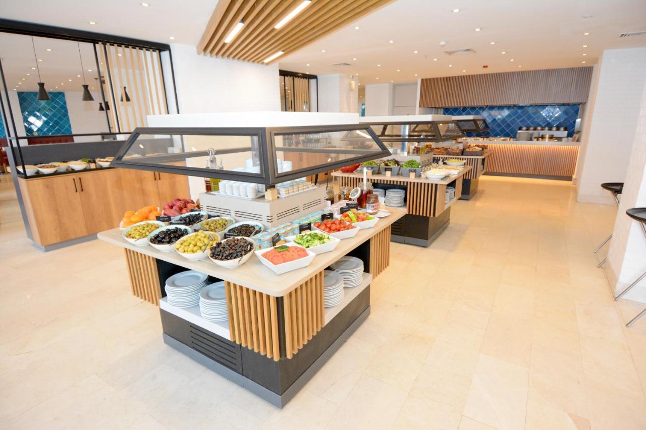 ホリデイ イン イスタンブール シティ エクステリア 写真 The buffet at the lounge