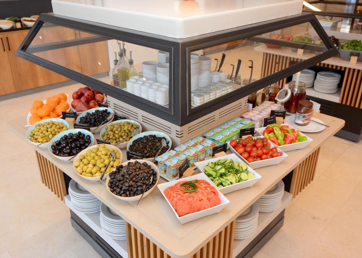 ホリデイ イン イスタンブール シティ エクステリア 写真 A salad bar
