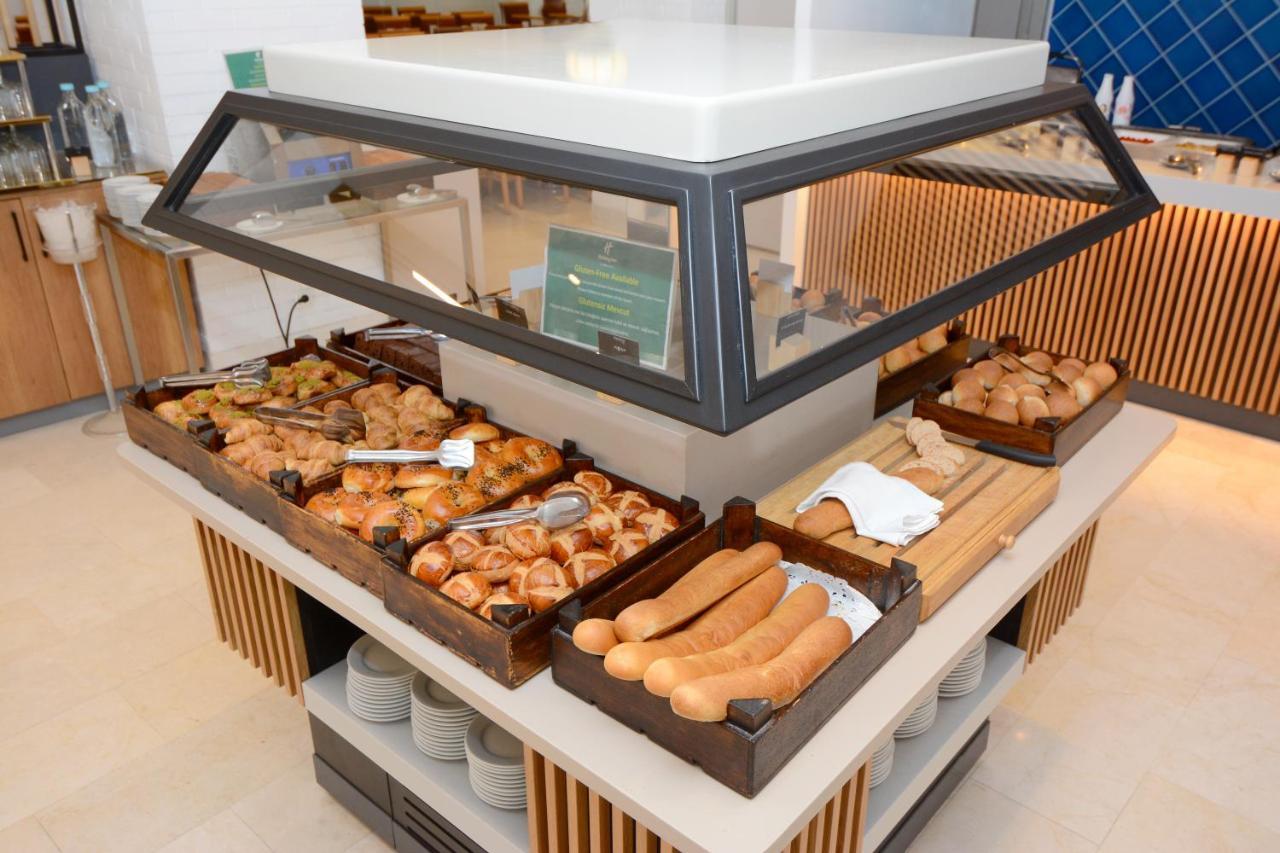 ホリデイ イン イスタンブール シティ エクステリア 写真 A display case with baked goods