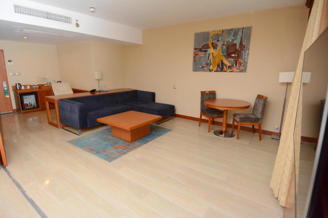 ホリデイ イン イスタンブール シティ エクステリア 写真 A living room in a hotel