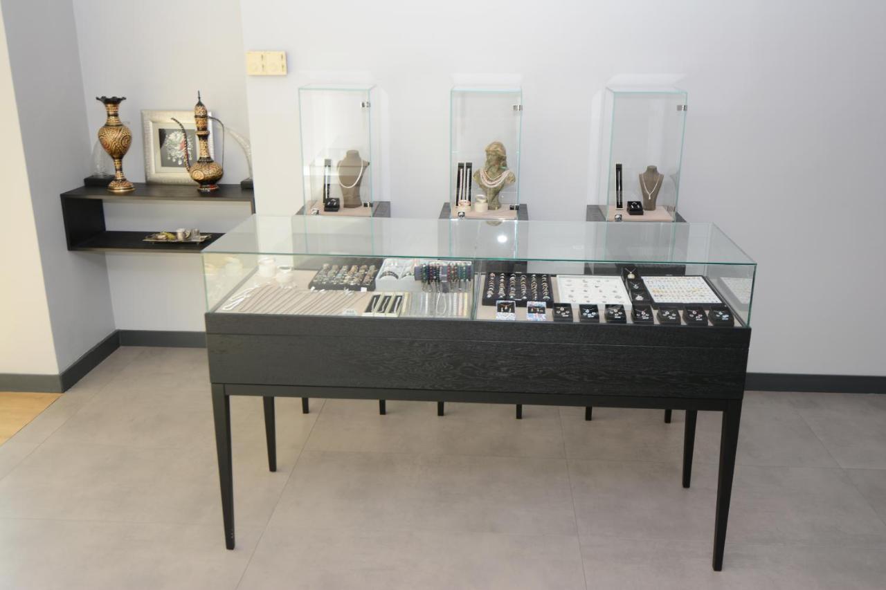 ホリデイ イン イスタンブール シティ エクステリア 写真 A jewellery display case
