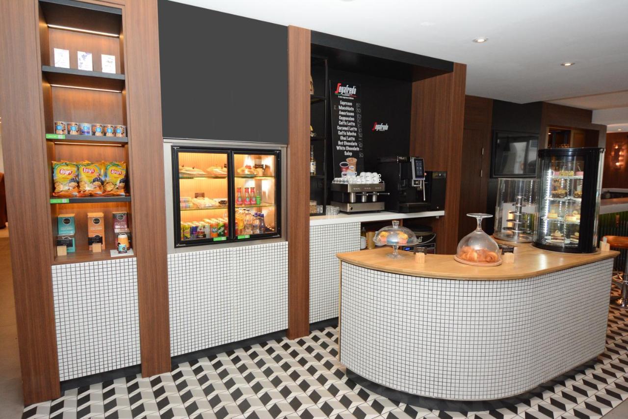 ホリデイ イン イスタンブール シティ エクステリア 写真 The interior of a typical Starbucks