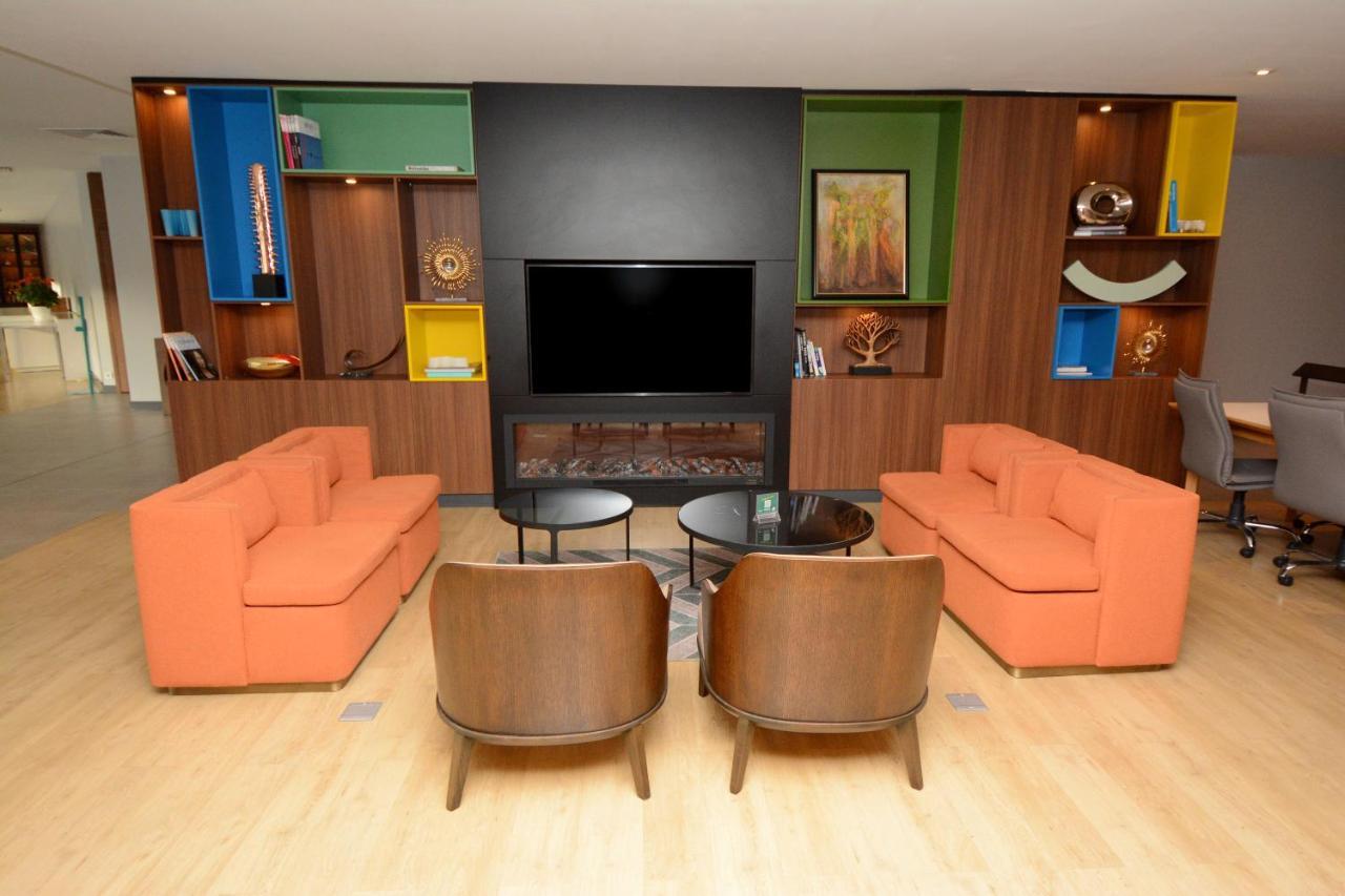 ホリデイ イン イスタンブール シティ エクステリア 写真 The 2012 renovation of the lounge