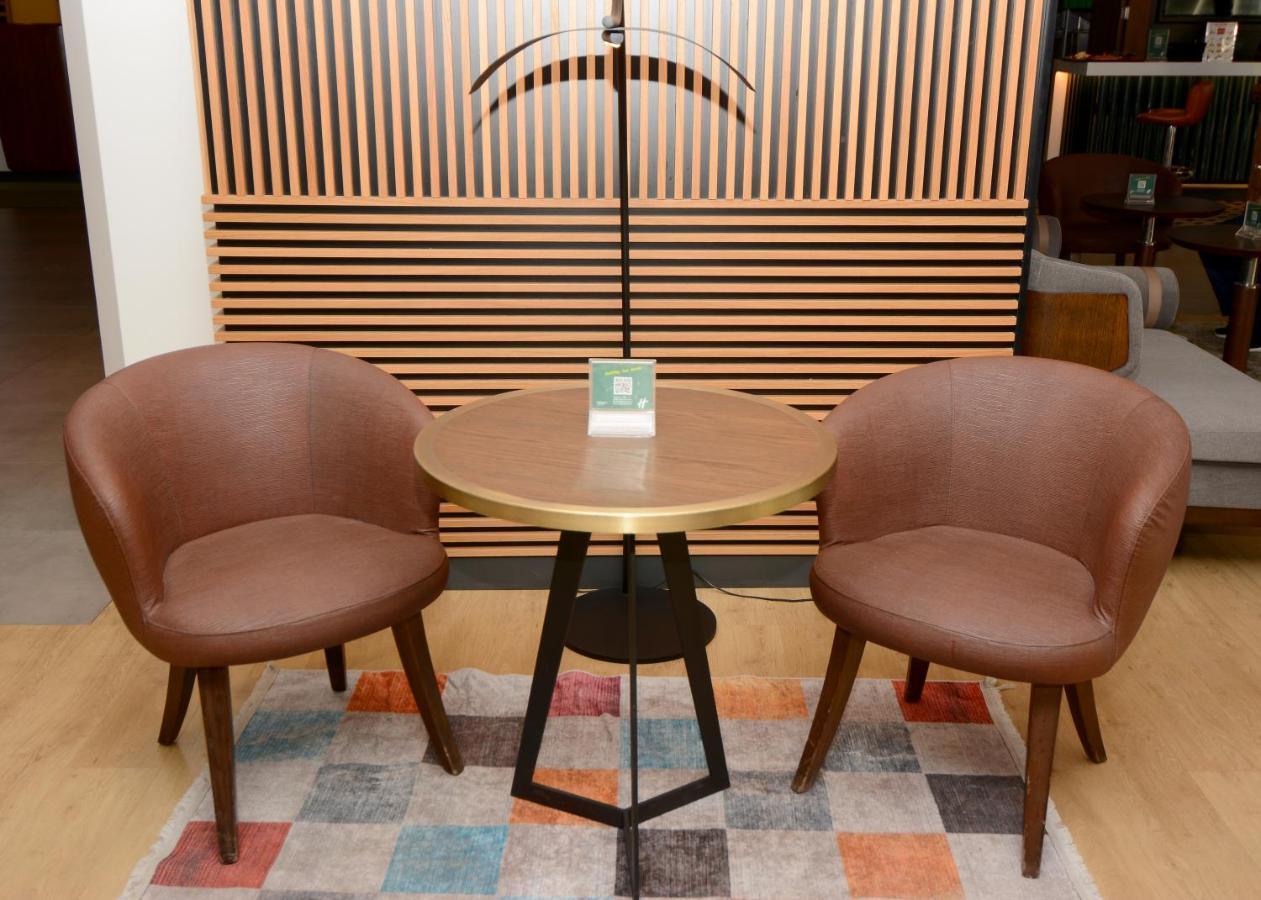 ホリデイ イン イスタンブール シティ エクステリア 写真 A pair of chairs and a table