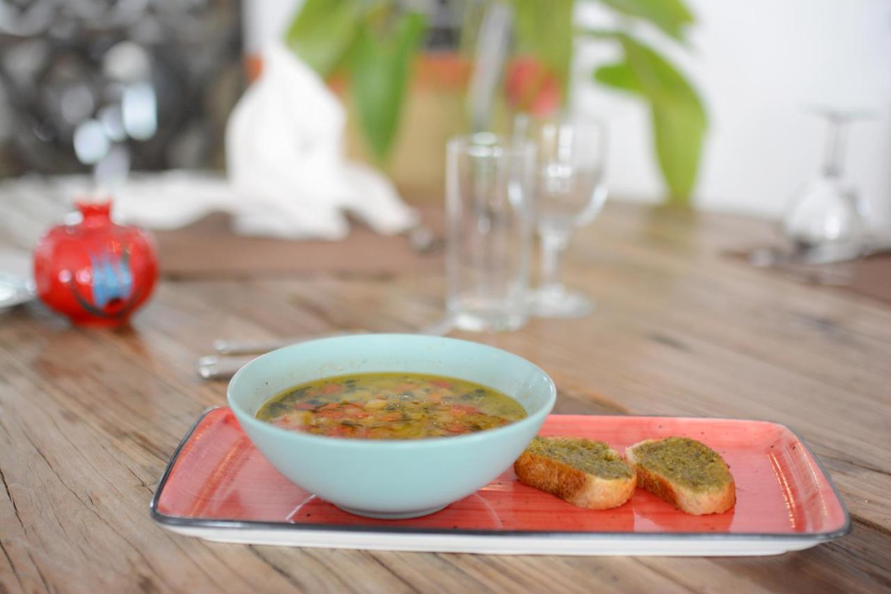 ホリデイ イン イスタンブール シティ エクステリア 写真 A bowl of soup with bread