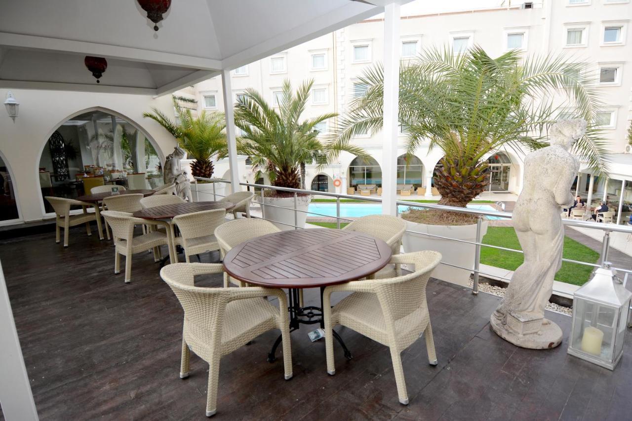 ホリデイ イン イスタンブール シティ エクステリア 写真 Hotel's patio