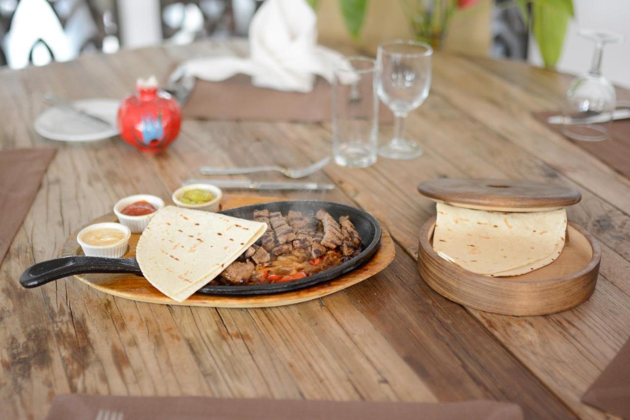 ホリデイ イン イスタンブール シティ エクステリア 写真 A steak fajita