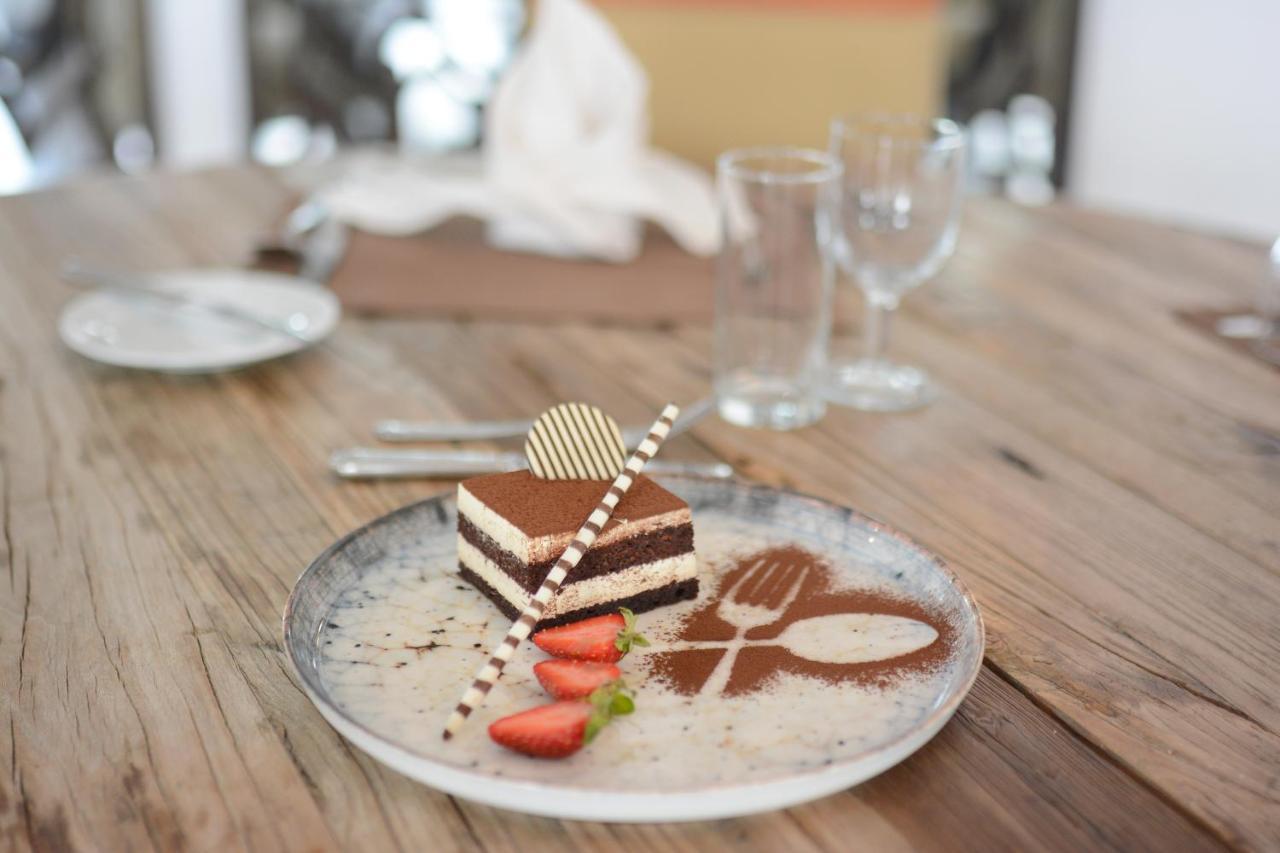 ホリデイ イン イスタンブール シティ エクステリア 写真 A piece of tiramisu