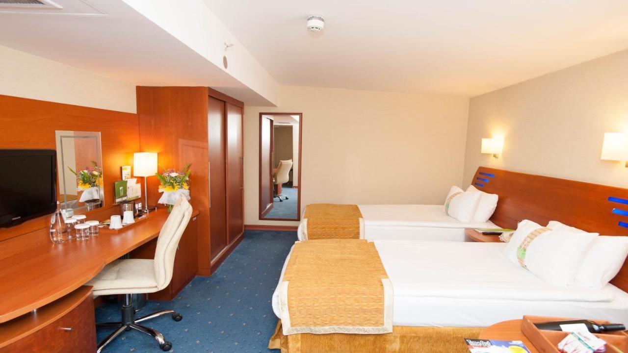 ホリデイ イン イスタンブール シティ エクステリア 写真 A typical hotel room