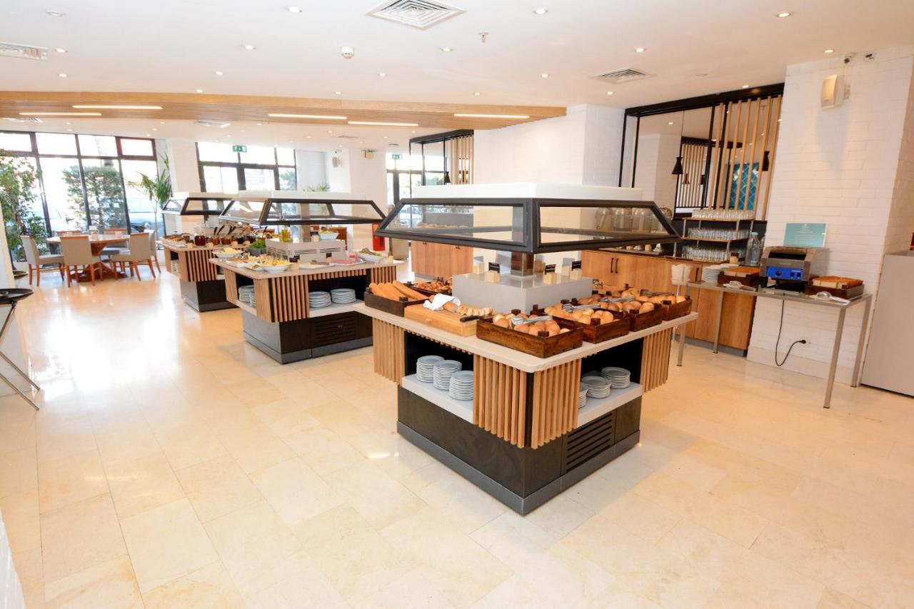 ホリデイ イン イスタンブール シティ エクステリア 写真 A buffet at a hotel