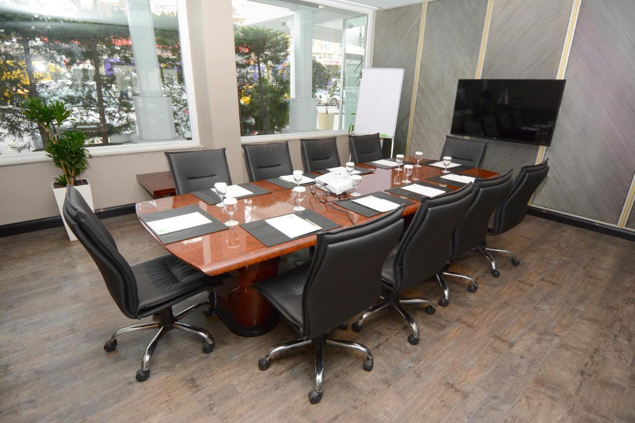 ホリデイ イン イスタンブール シティ エクステリア 写真 A boardroom table