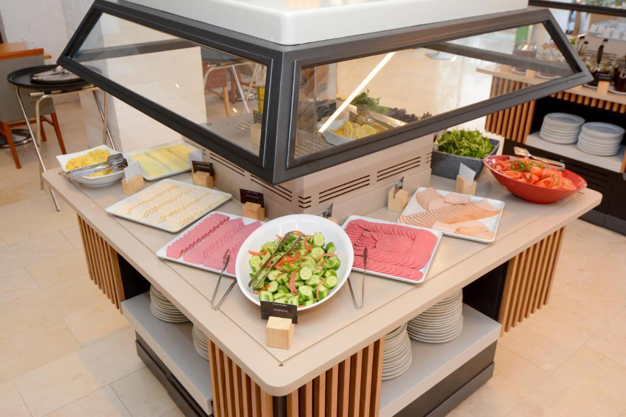 ホリデイ イン イスタンブール シティ エクステリア 写真 A salad bar