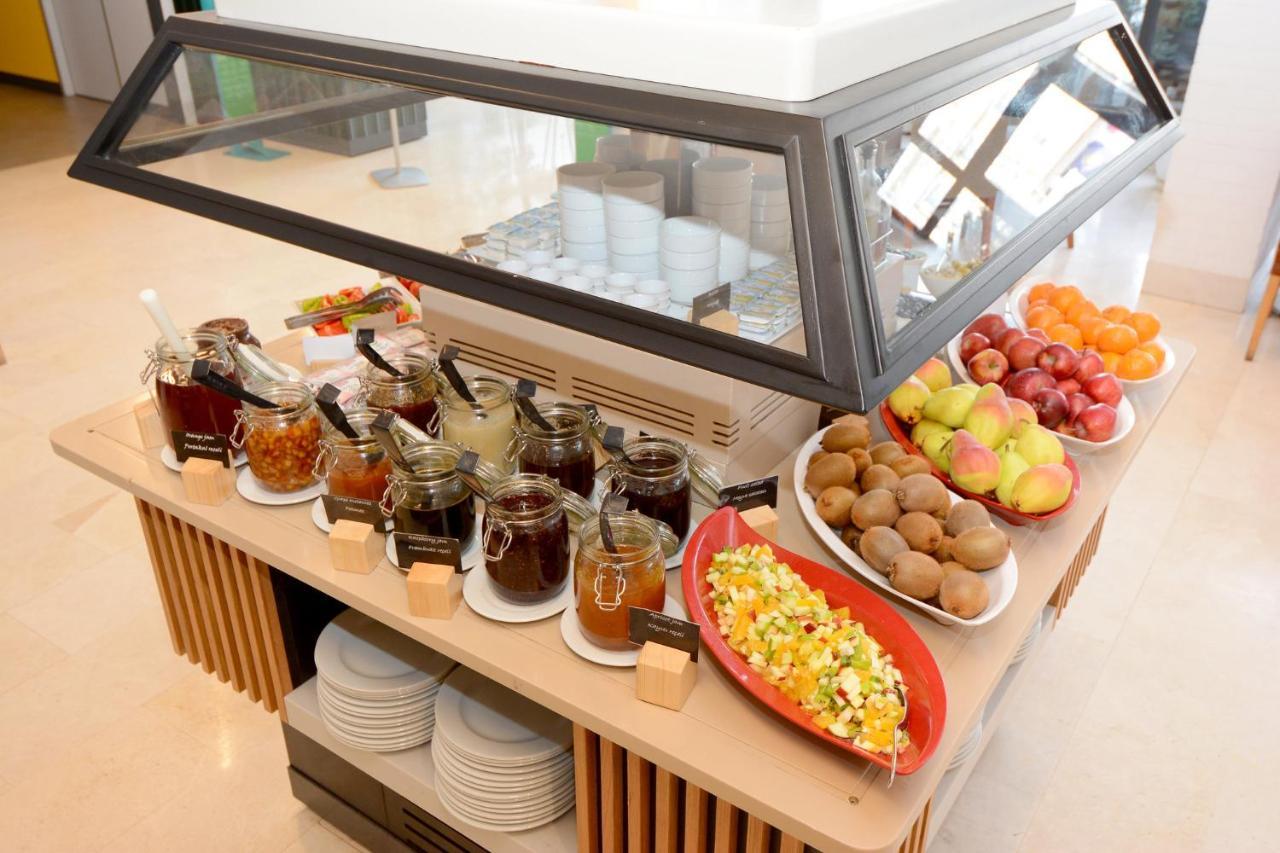 ホリデイ イン イスタンブール シティ エクステリア 写真 A display case with food