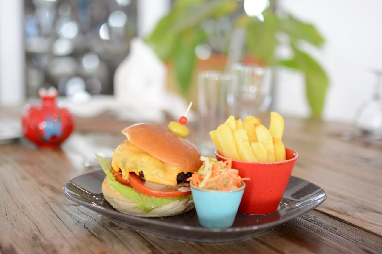 ホリデイ イン イスタンブール シティ エクステリア 写真 A cheeseburger with chips and coleslaw