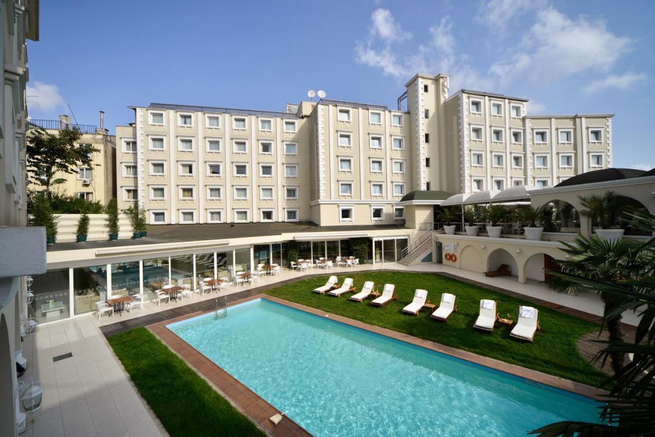ホリデイ イン イスタンブール シティ エクステリア 写真 The hotel's swimming pool